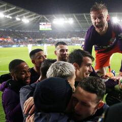 Un penalti dudoso y un gol en fuera de juego clasifican al City