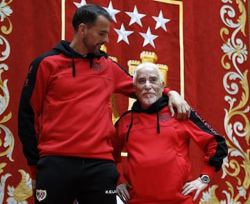 ?ngel Garrido, presidente de la Comunidad de Madrid, llam¨® a Isi durante la celebraci¨®n del ¨²ltimo ascenso. Quiso destacar su figura y su labor durante toda una vida dedicada al Rayo. El mismo utillero confes¨® que este ascenso fue especial¡ en el banquillo su ¡®ni?o¡¯, M¨ªchel. Y en el escenario junto a ¨¦l, otro de sus chicos: Amaya.