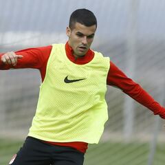 Carmelo sorprende y firma otro lateral izquierdo: Álex Martínez