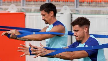 Savic y Giménez en una sesión del Atlético este 22-23. A los cinco partidos, los dos baja.