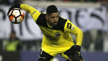 Agustín Orión se prepara para sacar de manos.
