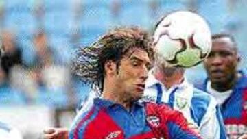 <b>QUIERE MARCAR.</B> Amato espera hacerle algún gol este domingo a su amigo Carlos Ángel Roa.