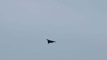 A Russian drone flies over the city as Ukrainian servicemen fire towards it during Russian drone and missile strikes, amid Russia's attack on Ukraine, in Kyiv, Ukraine September 28, 2025. REUTERS/Gleb Garanich