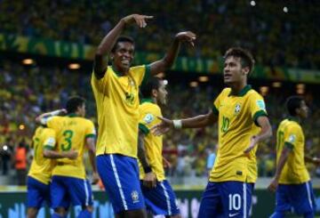 2-0. Neymar y Jo celebran el segundo gol.