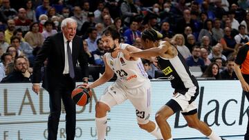 Zeljko Obradovic, Sergio Llull y Kevin Punter durante un Real Madrid-Partizán de la temporada pasada.