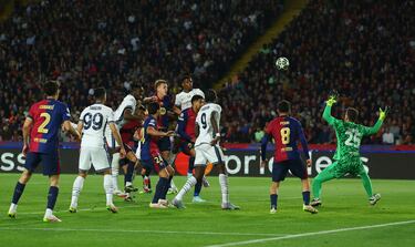 2-3. Córner que lanza Hakan Çalhanoglu, mide mal Wojciech Szczesny y el defensa neerlandés remata en boca de gol.