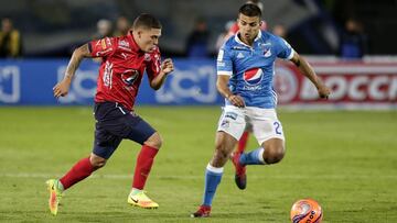 Juan Fernando Quintero ante la marca de Jhon Duque en el partido entre Millonarios y Medell&iacute;n por Liga &Aacute;guila I-2017.