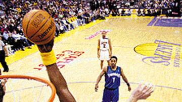 <b>SUPERIOR.</B> Shaquille ONeal desbordó esta vez a Nesterovic.