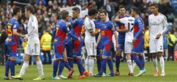 Los jugadores de ambos equipos se saludan tras la finalización del partido.