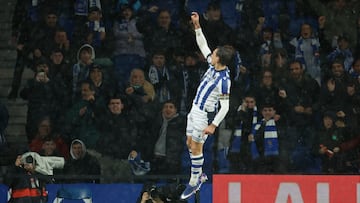 El delantero de la Real Sociedad Mikel Oyarzabal celebra su gol, primero del equipo donostiarra, durante el partido de la jornada 21 de LaLiga disputado entre la Real Sociedad y el Celta de Vigo en el estadio de Anoeta, en San Sebastián. EFE/Javier Etxezarreta