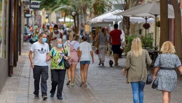 Archivo - Gente con mascarilla paseando por la calle Teobaldo Power,  en Santa Cruz de Tenerife