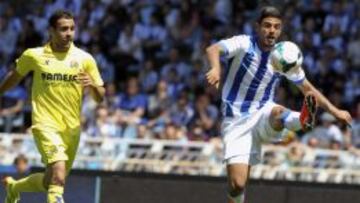 El jugador de la Real Sociedad Carlos Vela (d) lucha un bal&oacute;n con Mario, del Villarreal, durante el partido de Liga de Primera Divisi&oacute;n.