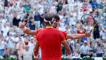 PAR?S, 30/07/2024.- Los tenistas espa?oles Rafa Nadal (d) y Carlos Alcaraz celebran su victoria ante la pareja de Pa¨ªses Bajos compuesta por Wesley Koolhof y Tallon Griekspoor este martes, durante el partido de segunda ronda de dobles masculino de tenis, parte de los Juegos Ol¨ªmpicos de Par¨ªs 2024, en la capital francesa. EFE/ Juanjo Mart¨ªn