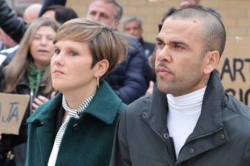Dani Alves, a su salida de prisión, acompañado de su abogada, Inés Guardiola.