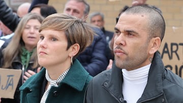 Prison workers unions' members protest over the killing of a cook by an inmate the week before, as convicted rapist and former Brazil international football player Dani Alves (R), flanked by his lawyers Ines Guardiola, leaves Brians 2 prison in Barcelona on March 25, 2024. Convicted rapist and former Brazil international Dani Alves left a jail in Barcelona on March 25, 2024 after posting the one-million-euro bail set by a Barcelona court to ensure his release pending appeal. Ex-Brazil star has been sentenced to 4.5 years in jail for rape on February 22, 2024. (Photo by LLUIS GENE / AFP)