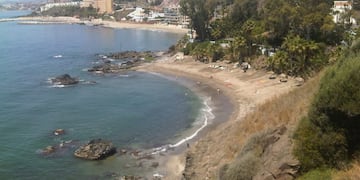 500 metros de longitud y 30 de anchura es la extensión que ocupa esta playa situada en la localidad de Benalmádena formada por un conjunto de calas ajenas a las aglomeraciones y rodeadas de vegetación y naturaleza. Gracias a la gran variedad de especies marinas y de vegetación que se encuentran en el fondo de sus aguas, esta playa recibe al año la visita de miles de aficionados de la práctica de buceo. Esta playa es perfectamente accesible para personas con movilidad reducida, y dispone de una parada de autobús para aquellos que quieran ahorrarse buscar aparcamiento.