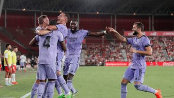 Alaba celebra el 1-2 ante el Almería.