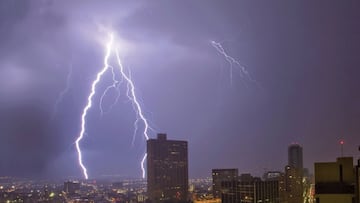 The National Weather Service has issued a thunderstorm alert in Texas. These are the affected areas, how long it will last, and trajectory in real time.