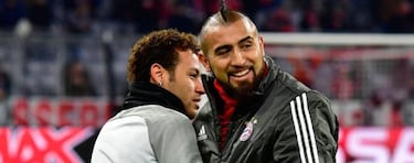 El afectuoso abrazo de Vidal y Neymar antes del Bayern-PSG