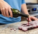 ¿Por qué deberías congelar el vino sobrante en cubiteras?