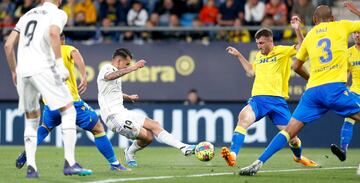 Disparo de Dani Ceballos en la media luna del área del gaditana. El defensa del Cádiz, Raúl Parra, intenta evitar el tiro consu pierna derecha.