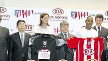 <b>ESTRENO. </b>Leo Franco, Perea, Petrov, Pablo y Bianchi posaron con la nueva publicidad en las camisetas.