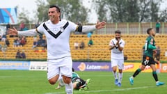 Paredes redebuta a los 44 años, anota un golazo y rompe un récord en el fútbol chileno