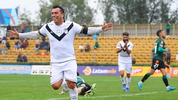 Paredes redebuta a los 44 años, anota un golazo y rompe un récord en el fútbol chileno