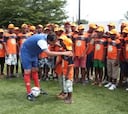 Benjamín reparte ilusión entre los niños de Guinea Ecuatorial