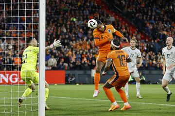 Virgil Van Dijk anota el 2-0 a la salida de un córner.