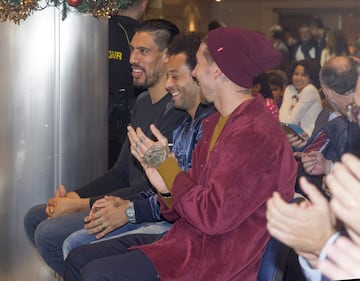 Los jugadores del Real Madrid entregaron regalos a varios menores tutelados por la Comunidad de Madrid en el marco de la campaña 'En Navidad, ningún niño sin regalo'.
