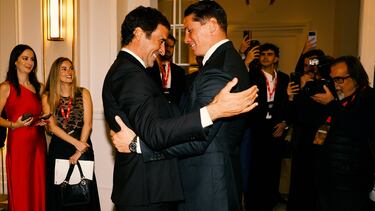 Abrazo entre Raúl González Blanco. Premio Trayectoria 2025,  y Fernando Torres, Premio AS del Deporte 2025.