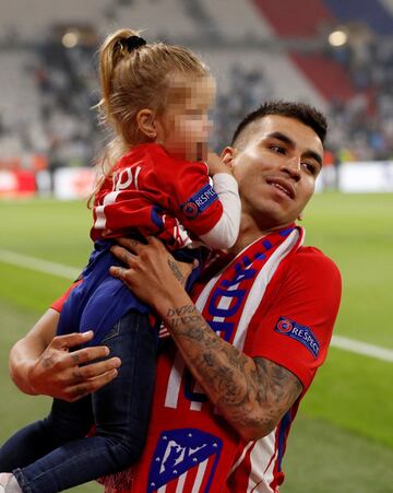 Ángel Correa y su familia.