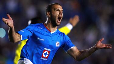 Emanuel "Tito" Villa jugó con las playeras de Atlas, Tecos, Cruz Azul y Querétaro. El delantero argentino consiguió dos títulos de goleo (uno con la Máquina Celeste y otro más con los Gallos Blancos).