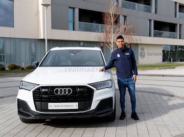 El volante colombiano recibió un nuevo auto de una de las marcas patrocinadoras de Real Madrid. El jugador avanza en su recuperación.