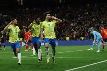 3-3. Lucas Paquetá celebra el tercer tanto que marca de penalti en el minuto 97 de partido. En la imagen, con Endrick y Yan Couto.