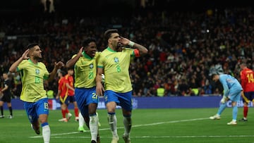 3-3. Lucas Paquetá celebra el tercer tanto que marca de penalti en el minuto 97 de partido. En la imagen, con Endrick y Yan Couto.