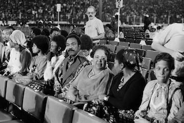 Los padres de Muhammad Ali, Cassius Marcellus Clay (centro) y Odessa Grady Clay (tercero-derecha) asisten en Kinshasa al combate. 