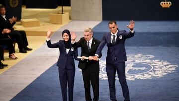 Thomas Bach, presidente del COI, junto a la ciclista refugiada afgana Masomah Ali Zahy el boxeador venezolano Eldrid Sella.