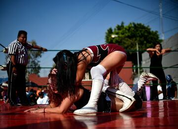 En Tepito, un barrio de Ciudad de México, se ha celebrado un campeonato de lucha al aire libre que busca promover el deporte entre los jóvenes para alejarlos de la criminalidad.