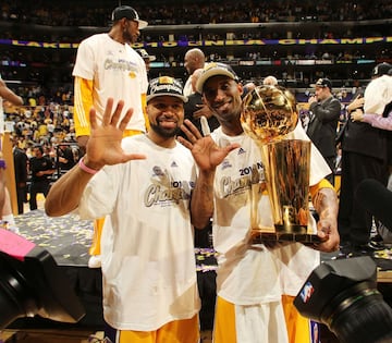 Con Derek Fisher celebrando su quinto anillo tras ganar en el séptimo partido de las Finales de 2010 a los Celtics.