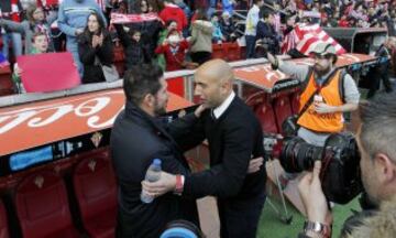 Simeone y Abelardo se saludan. 