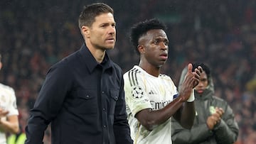 Xabi Alonso junto a Vinicius.
