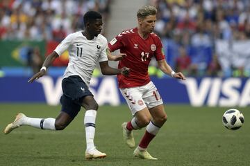 Ousmane Dembele y Jens Stryger Larsen luchan por el balón.