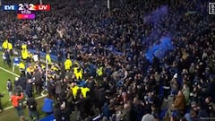 Empatan en el 98′ en el derbi de Liverpool y se monta la mundial: peleas, patadas, stewards...