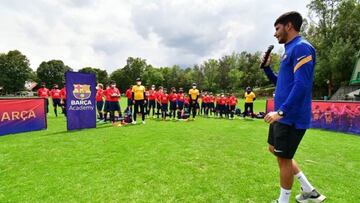 Un elemento del staff del Barcelona da una clínica