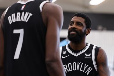 Cuarto año para el proyecto faraónico que capitanean Kevin Durant y Kyrie Irving en Brooklyn Nets, uno que tocó fondo el pasado año, con los líos de Kyrie por la vacuna, el traspaso de James Harden a Philadelphia y la barrida (4-0) contra los Celtics en primera ronda. Después, Durant pidió el traspaso y muchos dieron por hecho que Kyrie se iría a los Lakers para reunirse con LeBron. Pero, contra todo pronóstico, siguen juntos en unos Nets que tienen una oportunidad para redimirse. La alternativa, eso sí, parece la implosión definitiva, sin término medio. A nivel deportivo, Ben Simmons volverá a jugar después de un año en blanco. Si funciona, será un equipo temible. Pero ¿quién se atreve a apostar por estos Nets?