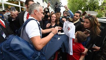 EXPECTACIÓN. Deschamps firma autógrafos a seguidores franceses.