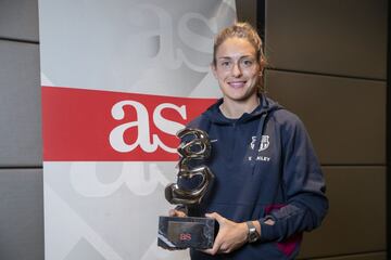 Premio AS del deporte. Alexia Putellas, futbolista del FC Barcelona y de la Selección, posando con el trofeo.