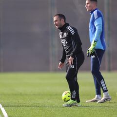 Antxón Muneta sale al rescate en el duelo ante el Sporting